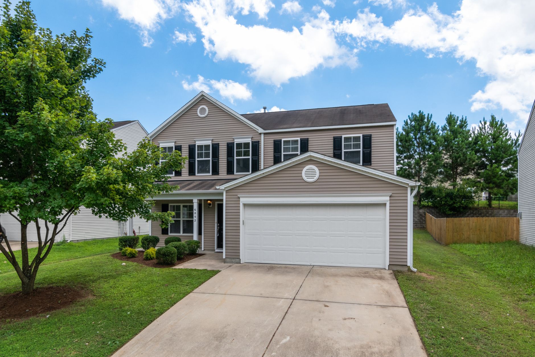 How Vinyl Siding with Stone Accents Enhances Home Curb Appeal